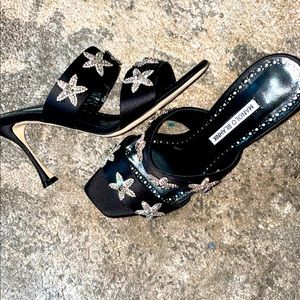 Manolos in amazing condition! Size 39. Mid size heel.